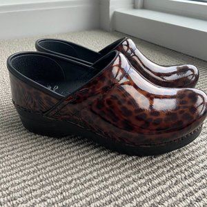 Dankso, Women's Size EU 37 (US 6.5-7), Maroon/Brown Leopard